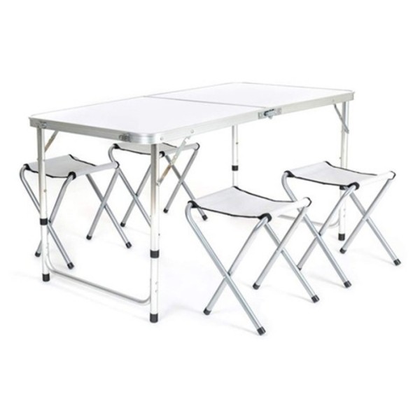 Tūristu galds ar krēsliem